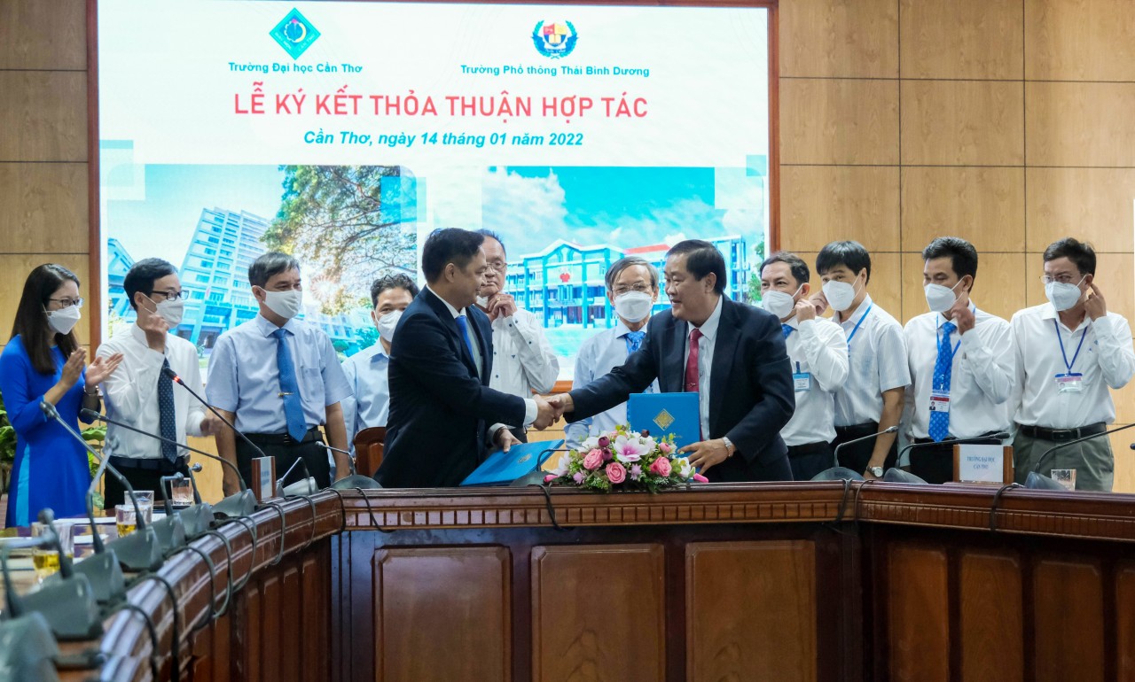 Trường Đại học Cần Thơ ký kết hợp tác với trường phổ thông đầu tiên tại ĐBSCL