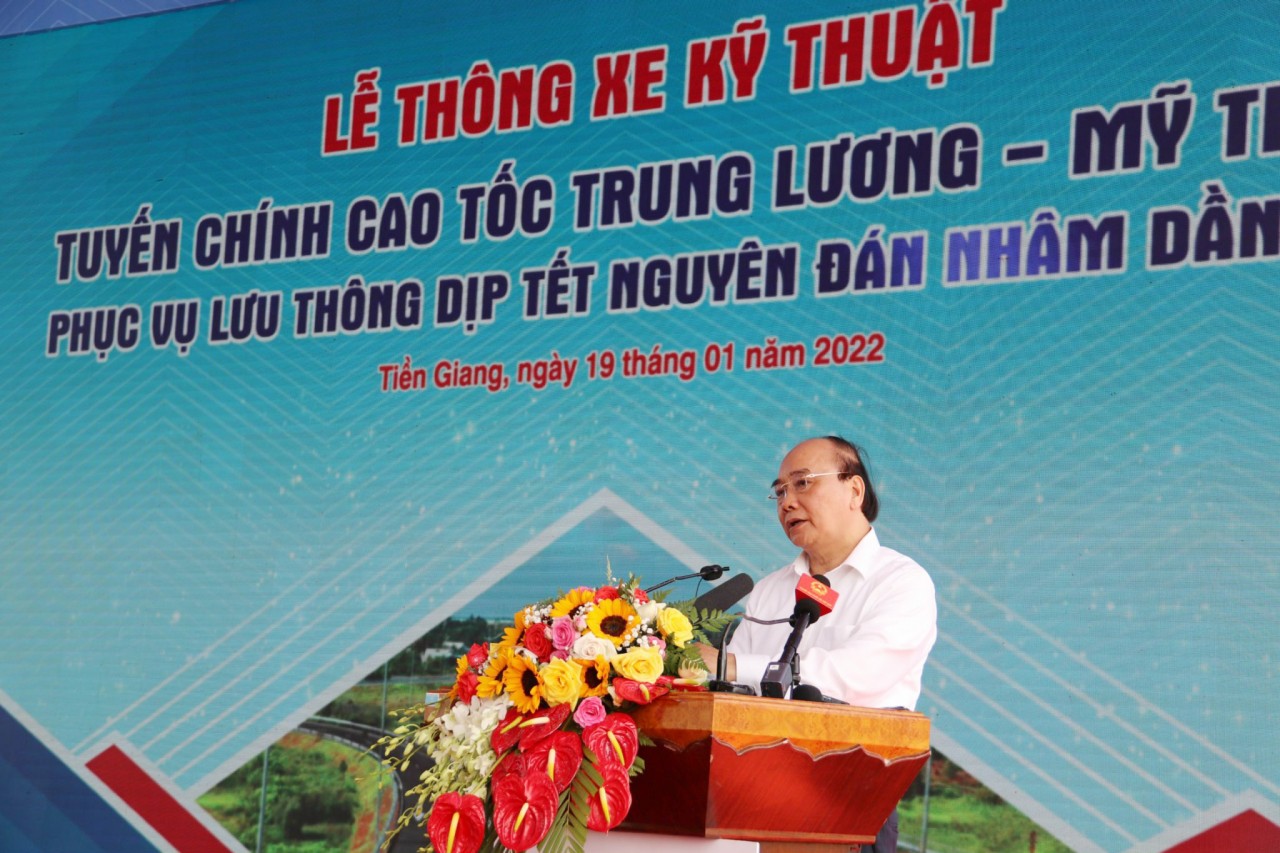 Chủ tịch nước Nguyễn Xuân Phúc dự lễ thông xe kỹ thuật tuyến chính cao tốc Trung Lương - Mỹ Thuận