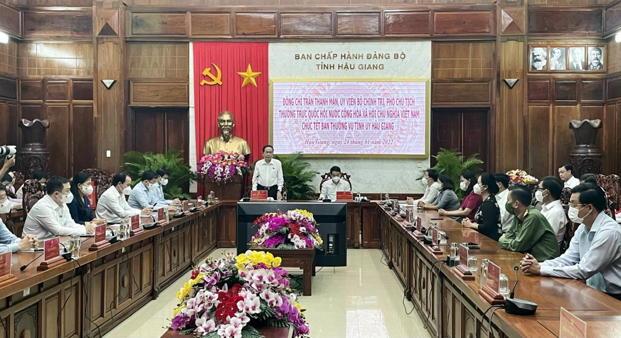 Tặng quà gia đình chính sách, người nghèo, gia đình khó khăn tại tỉnh Hậu Giang