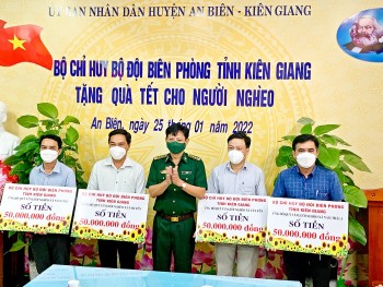Bộ đội Biên phòng tỉnh Kiên Giang mang “hơi ấm” Tết đến với người nghèo nơi biển đảo
