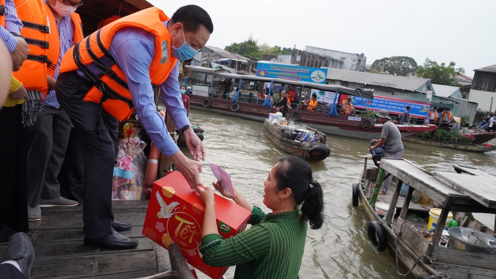 Cần Thơ: Trên 400 suất quà tặng tiểu thương chợ nổi Cái Răng vui Xuân đón Tết