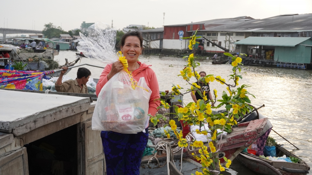 Cần Thơ: Trên 400 suất quà tặng tiểu thương chợ nổi Cái Răng vui Xuân đón Tết