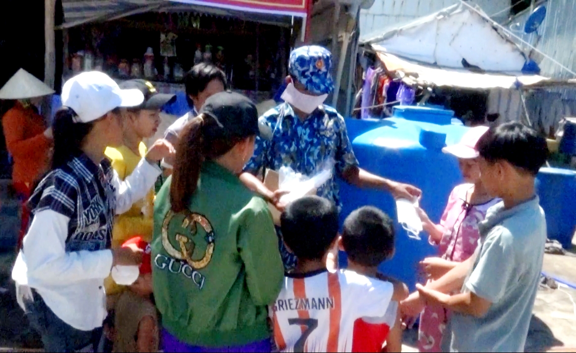 bo tu lenh vung canh sat bien 4 tiep nuoc ngot giup ngu dan xa dao hon chuoi vuot han man