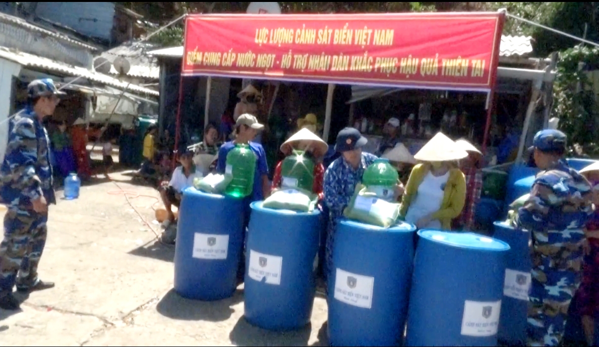 bo tu lenh vung canh sat bien 4 tiep nuoc ngot giup ngu dan xa dao hon chuoi vuot han man