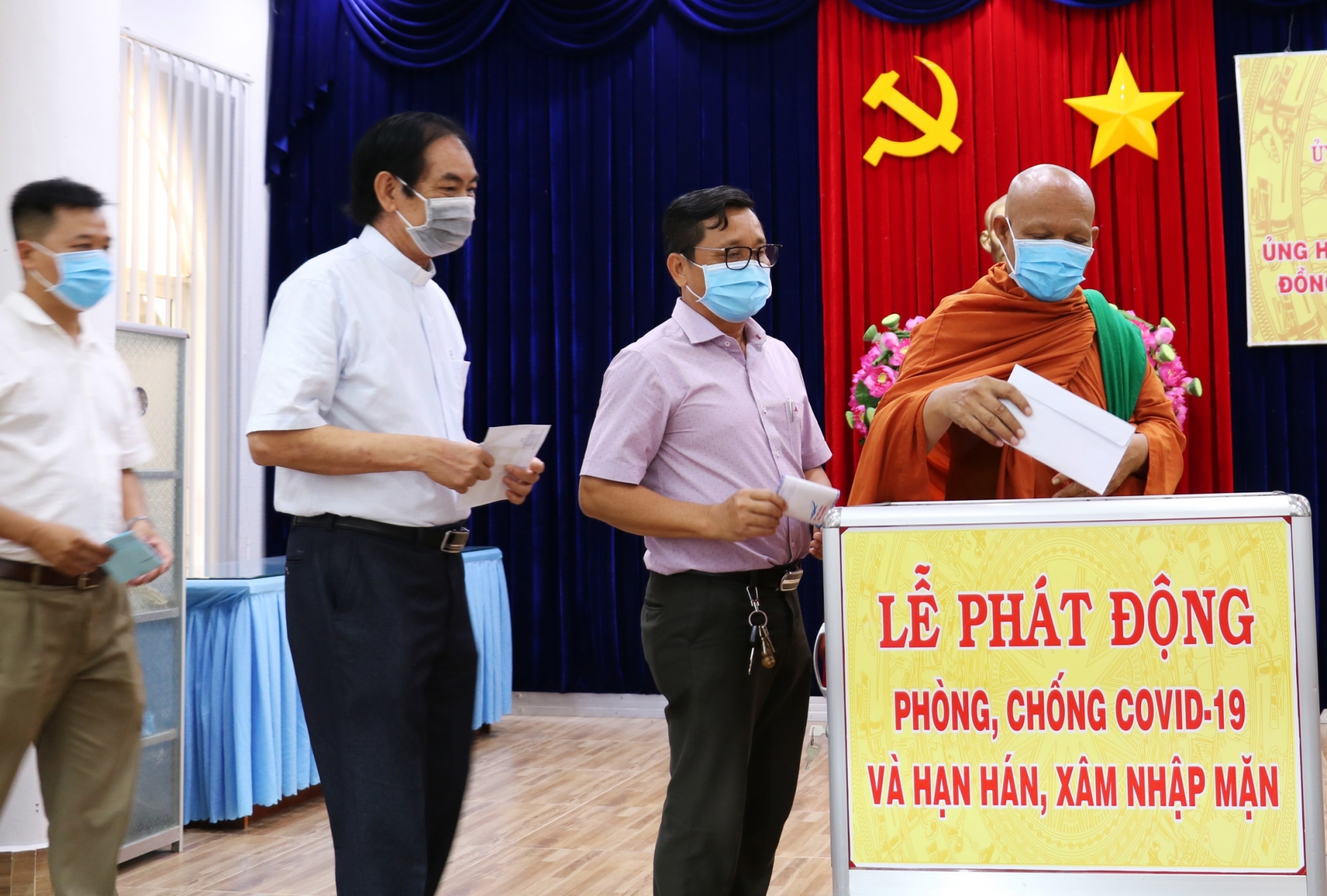 hon 25 ty ung ho quy phong chong covid 19 va nguoi dan anh huong han man o ca mau