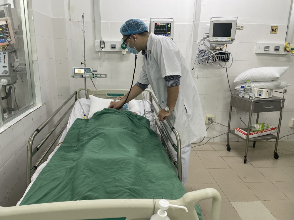 Cần Thơ: Cứu sống bệnh nhân bị đạn bắn xuyên thủng bụng nguy kịch