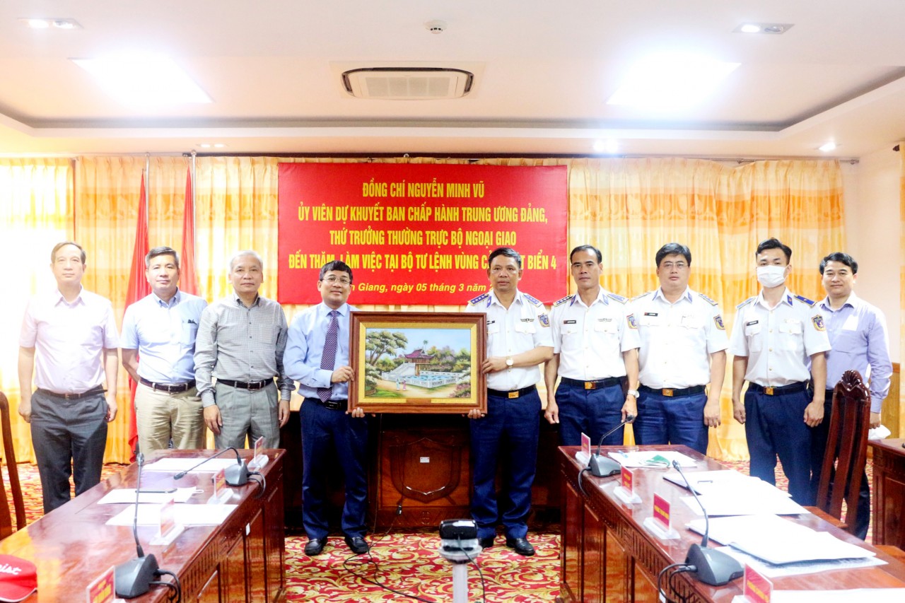 Lãnh đạo Bộ Ngoại giao đến thăm Bộ Tư lệnh Vùng Cảnh sát biển 4