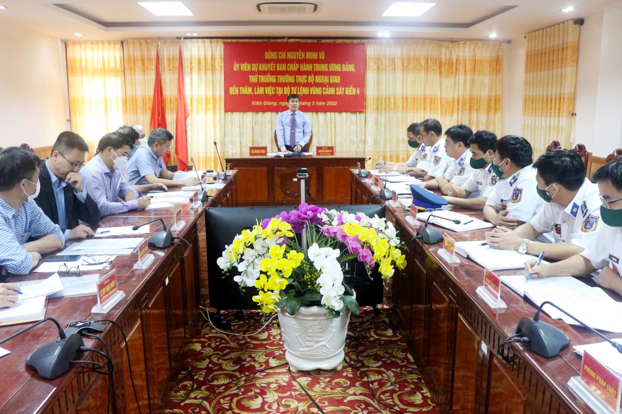 Lãnh đạo Bộ Ngoại giao đến thăm Bộ Tư lệnh Vùng Cảnh sát biển 4