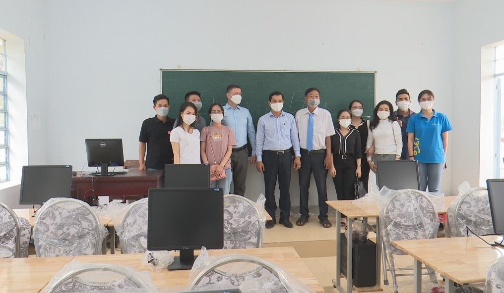 Học sinh Tiểu học Tân Phước Hưng (Hậu Giang) có phòng tin học mới do Zwilling tài trợ