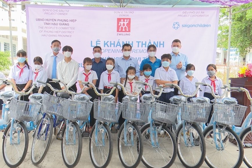 Học sinh Tiểu học Tân Phước Hưng (Hậu Giang) có phòng tin học mới do Zwilling tài trợ
