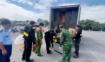 an giang lien tiep bat nhieu xe tai van chuyen hang hoa khong ro nguon goc khu vuc bien gioi