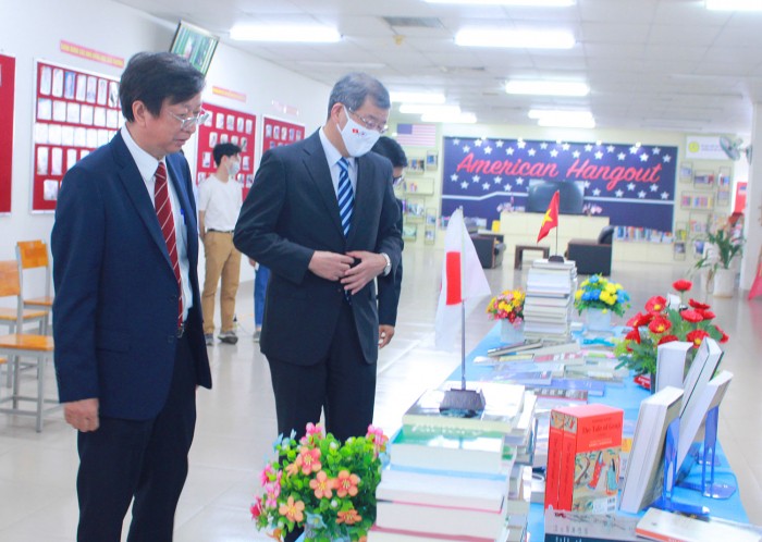 Tổng Lãnh sự Nhật Bản tại TP Hồ Chí Minh thăm và tặng sách cho trường Đại học An Giang