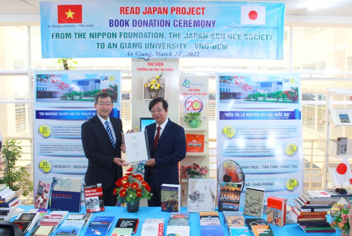 Tổng Lãnh sự Nhật Bản tại TP Hồ Chí Minh thăm và tặng sách cho trường Đại học An Giang