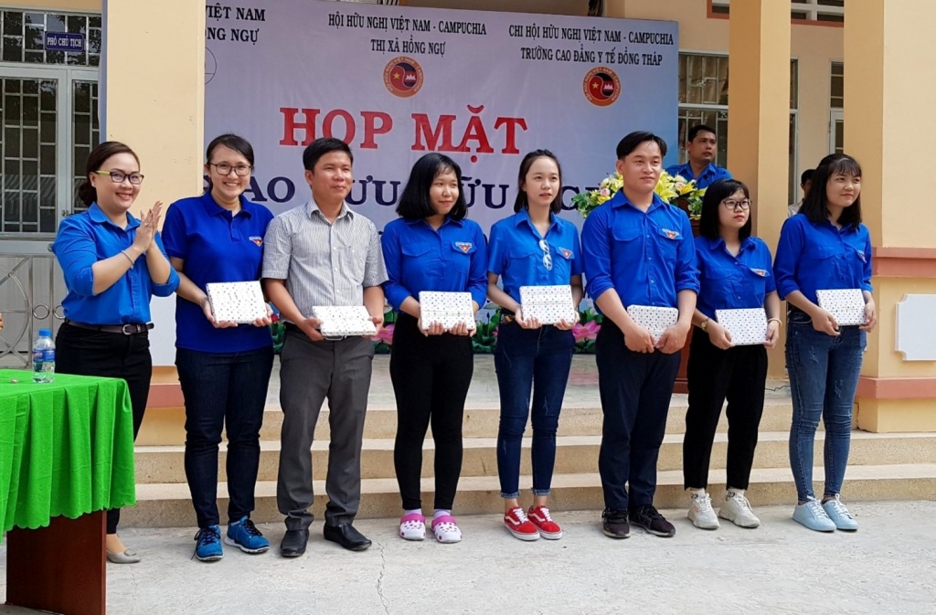 dong thap thi xa vung bien hong ngu giao luu huu nghi voi luu hoc sinh campuchia