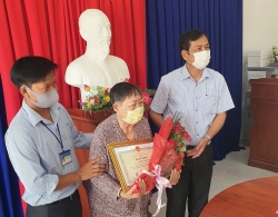 bat chap dich benh hang chuc nghin nguoi trung quoc do xo len nui tham quan