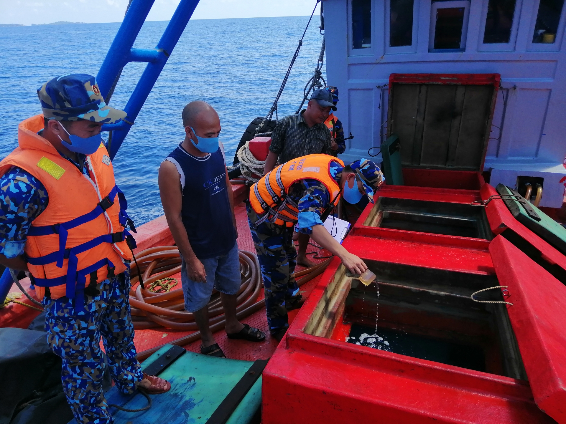 kien giang bat giu tau cho 50000 lit dau do khong ro nguon goc