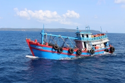kien giang bat 2 tau ca mua ban 25000 lit dau do khong chung tu hop phap tren bien