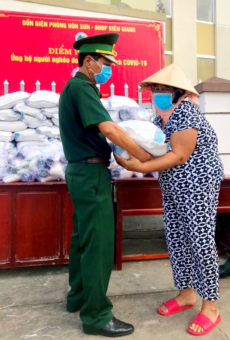 don bien phong hon son kien giang ho tro nguoi ngheo bi anh huong covid 19