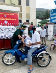 kien giang oto tai dang chay tren cau bong dung boc chay du doi