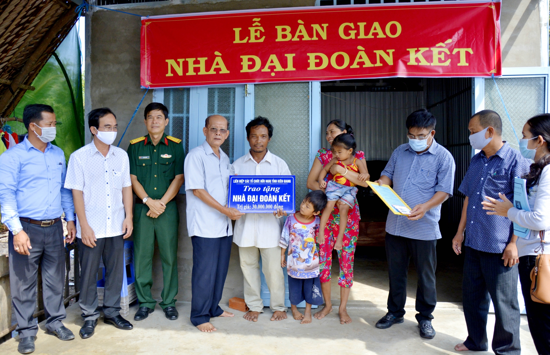 lien hiep cac to chuc huu nghi kien giang ban giao nha dai doan ket va nha dong doi