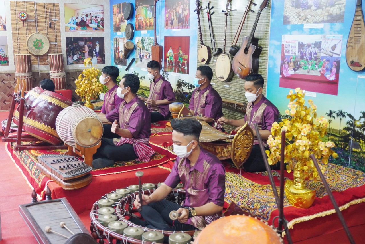 Giới thiệu với bạn bè quốc tế sự độc đáo của nhạc cụ truyền thống các dân tộc Việt Nam
