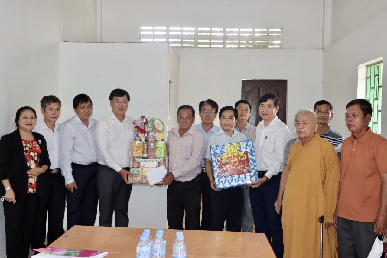 Đồng Tháp: Thăm và chúc Tết Chol Chnam Thmay tỉnh Prey Veng