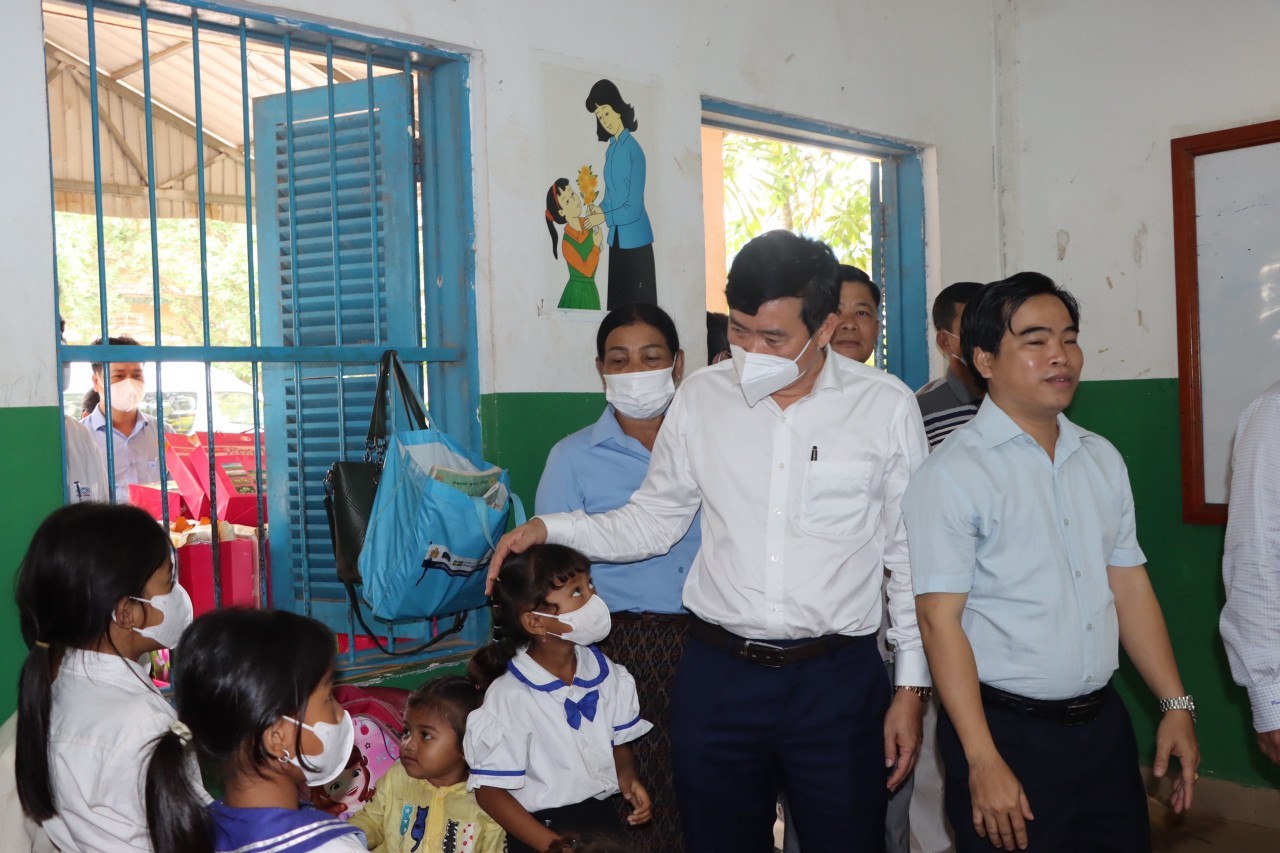Đồng Tháp: Thăm và chúc Tết Chol Chnam Thmay tỉnh Prey Veng