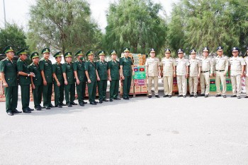 Bộ đội Biên phòng An Giang tặng quà trị giá 2 tỷ đồng nước bạn Campuchia