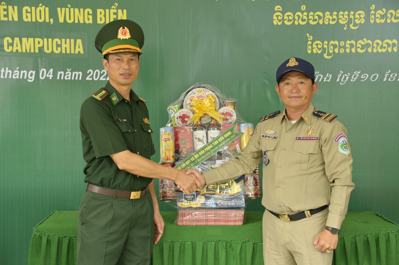 Bộ đội Biên phòng Kiên Giang: Thăm, chúc tết lực lượng bảo vệ biên giới nước bạn Campuchia