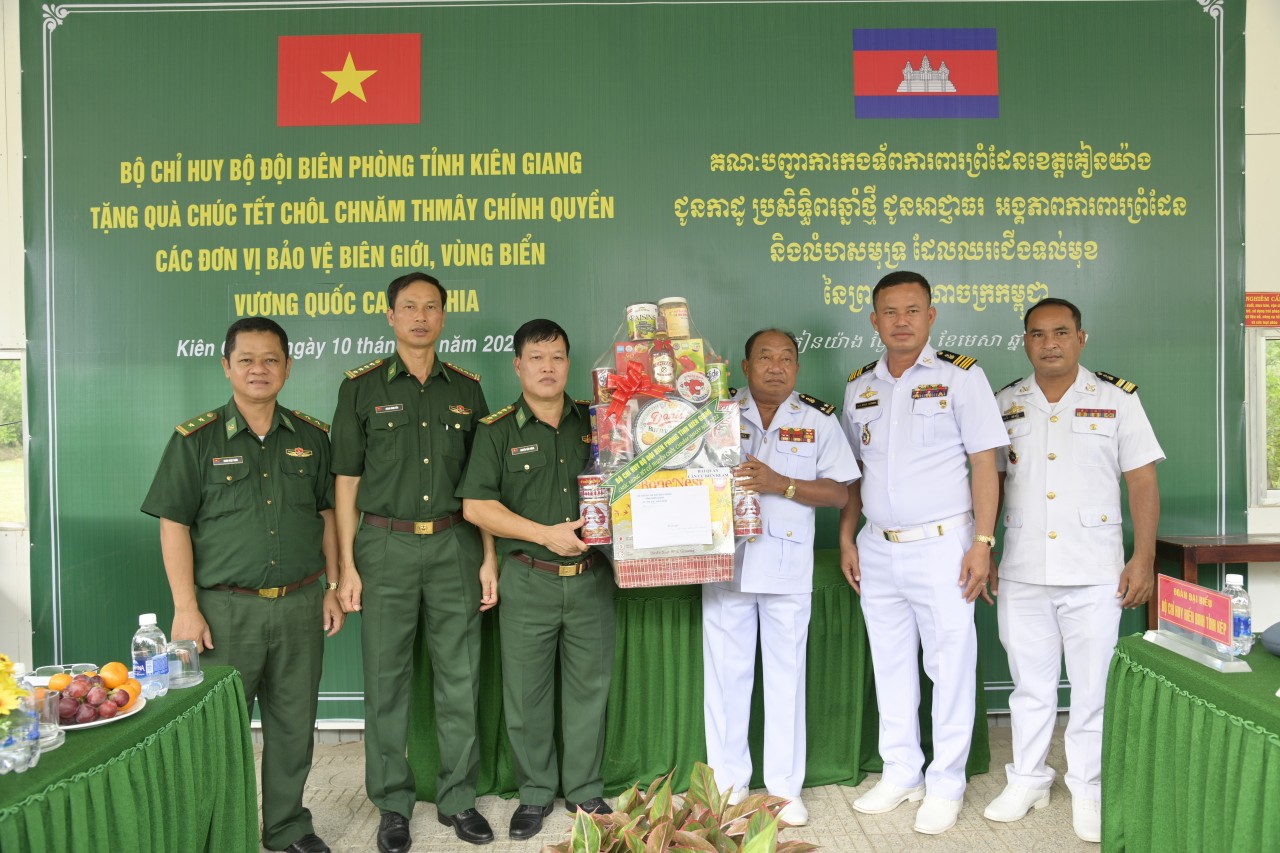 Bộ đội Biên phòng Kiên Giang: Thăm, chúc tết lực lượng bảo vệ biên giới nước bạn Campuchia