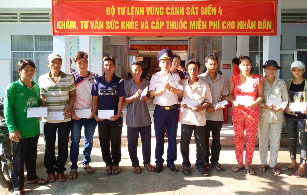 canh sat bien dong hanh cung ngu dan xa dao vuon khoi bam bien