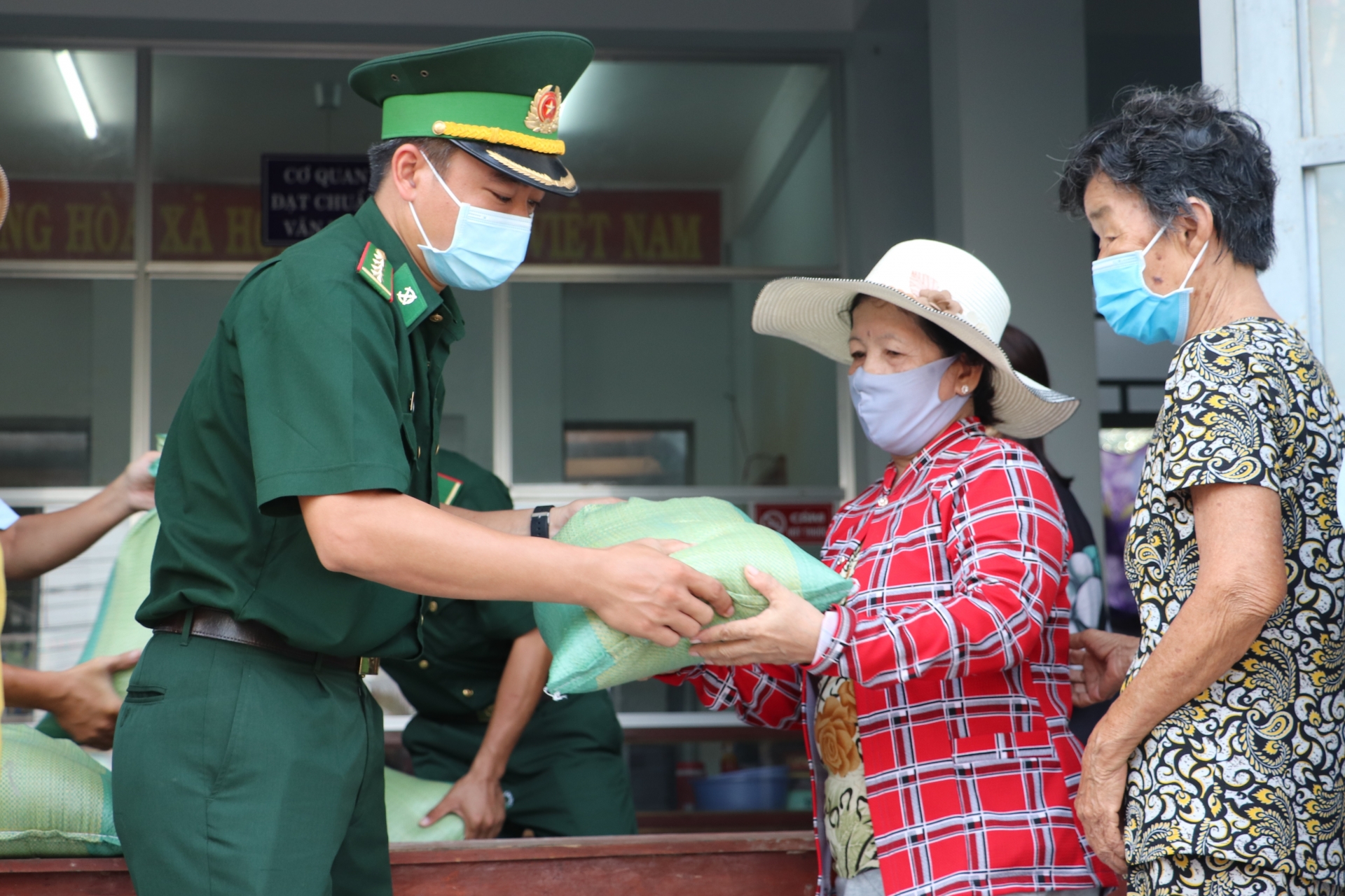 bo doi bien phong an giang tang 100 suat qua cho nguoi dan ngheo o vung bien gioi
