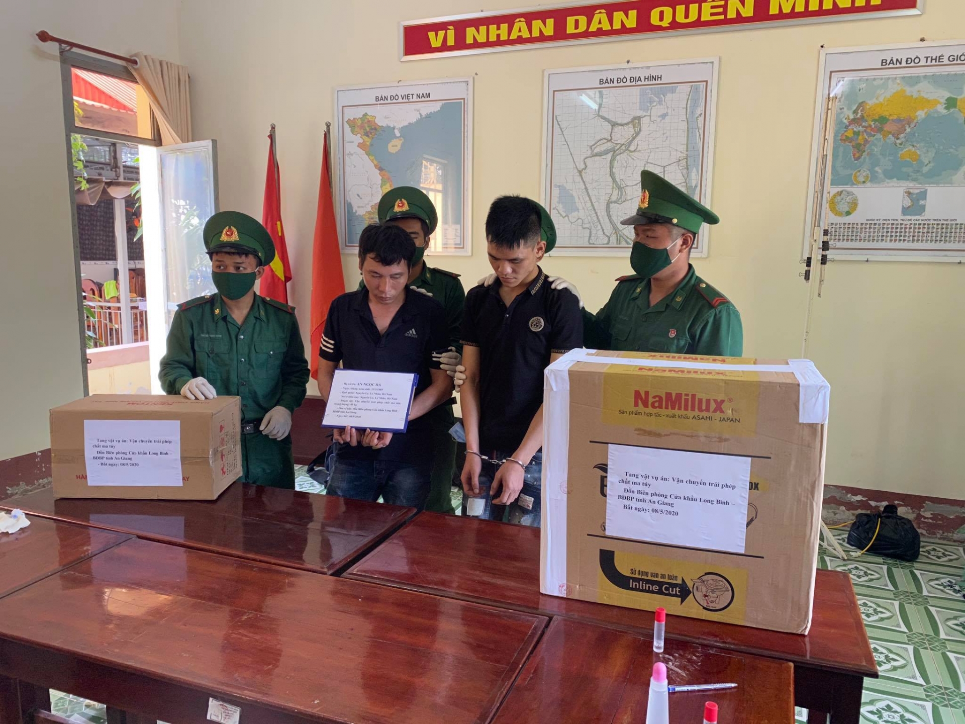 bo doi bien phong tinh an giang bat giu 02 doi tuong van chuyen 40 kg ma tuy da