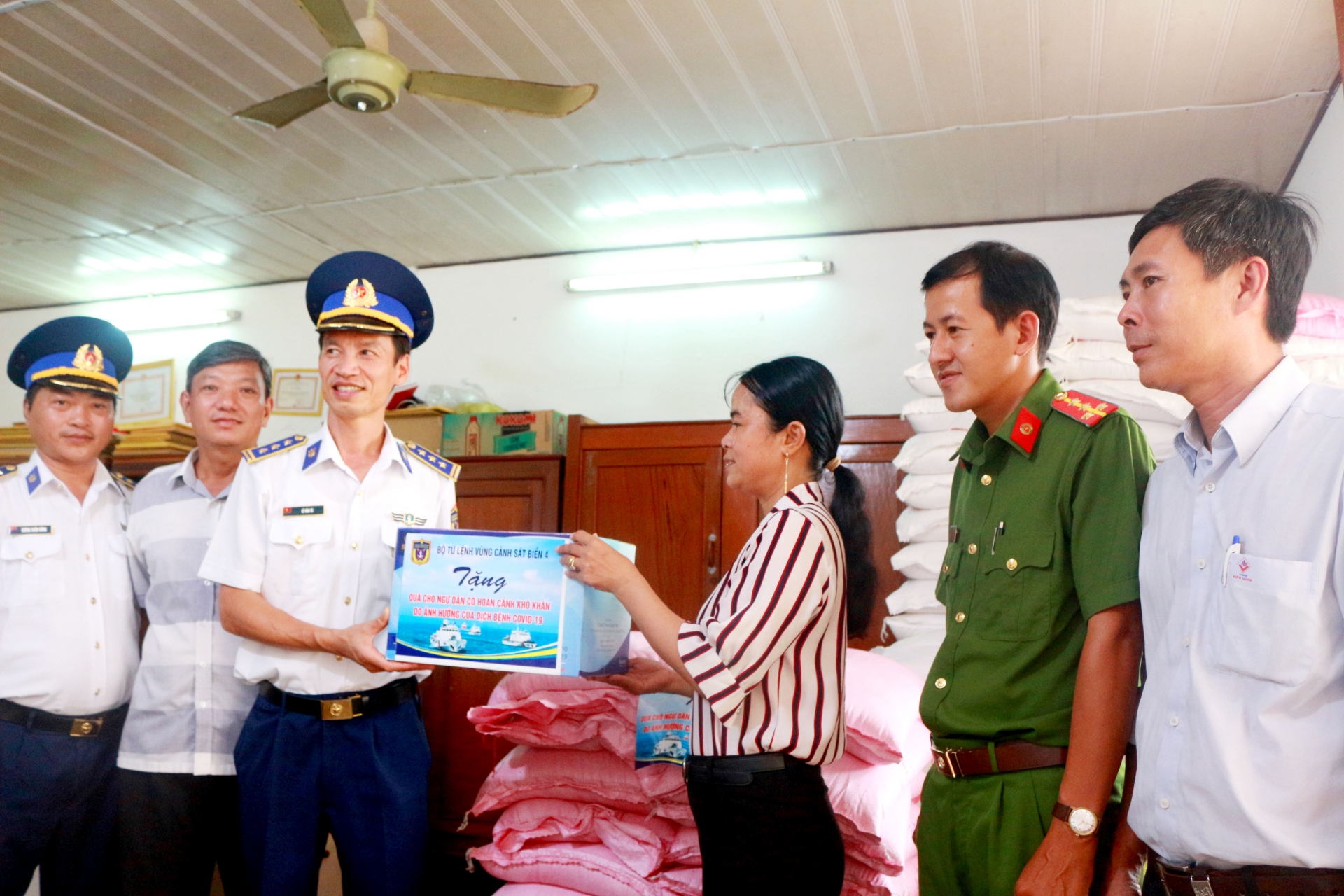 kien giang canh sat bien dong hanh voi ngu dan
