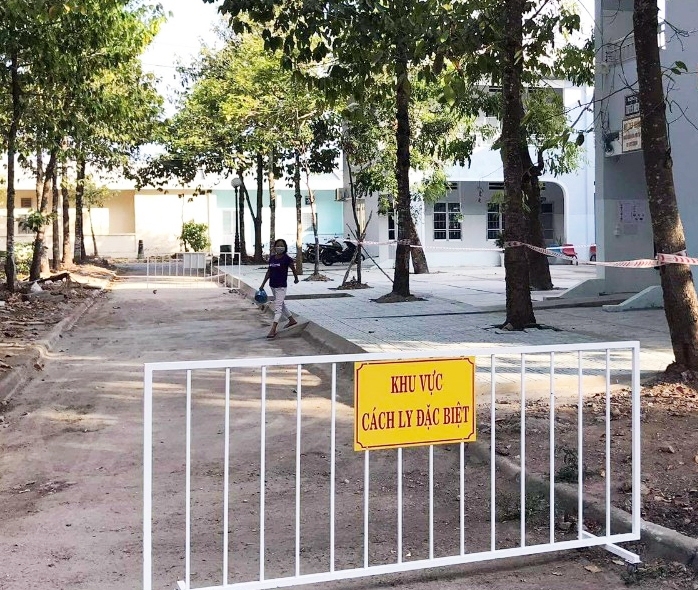 Rút kinh nghiệm vụ người bán hàng rong “lọt” vào khu điều trị COVID-19