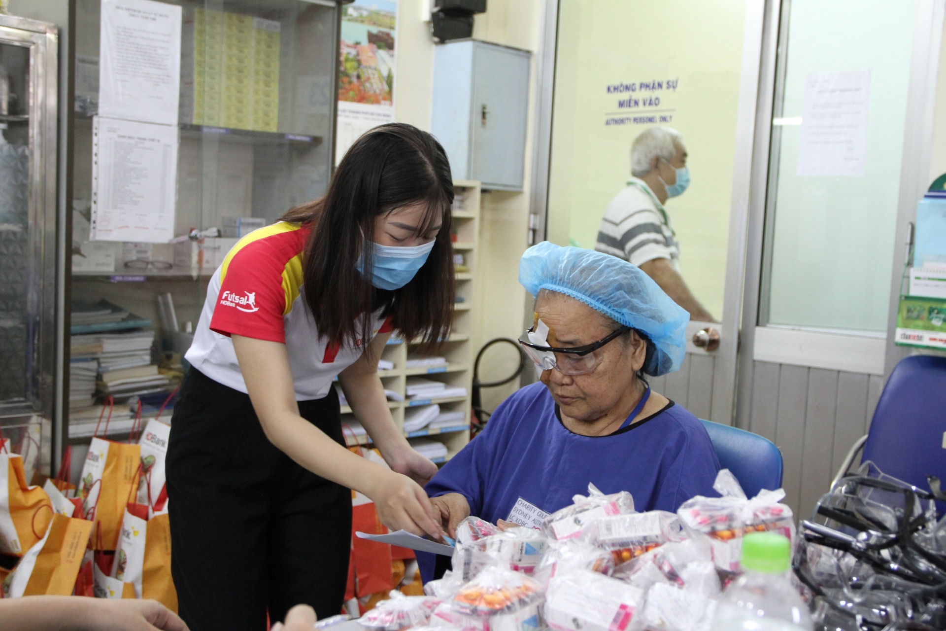 hdbank tiep tuc hanh trinh mang lai anh sang cho nguoi ngheo
