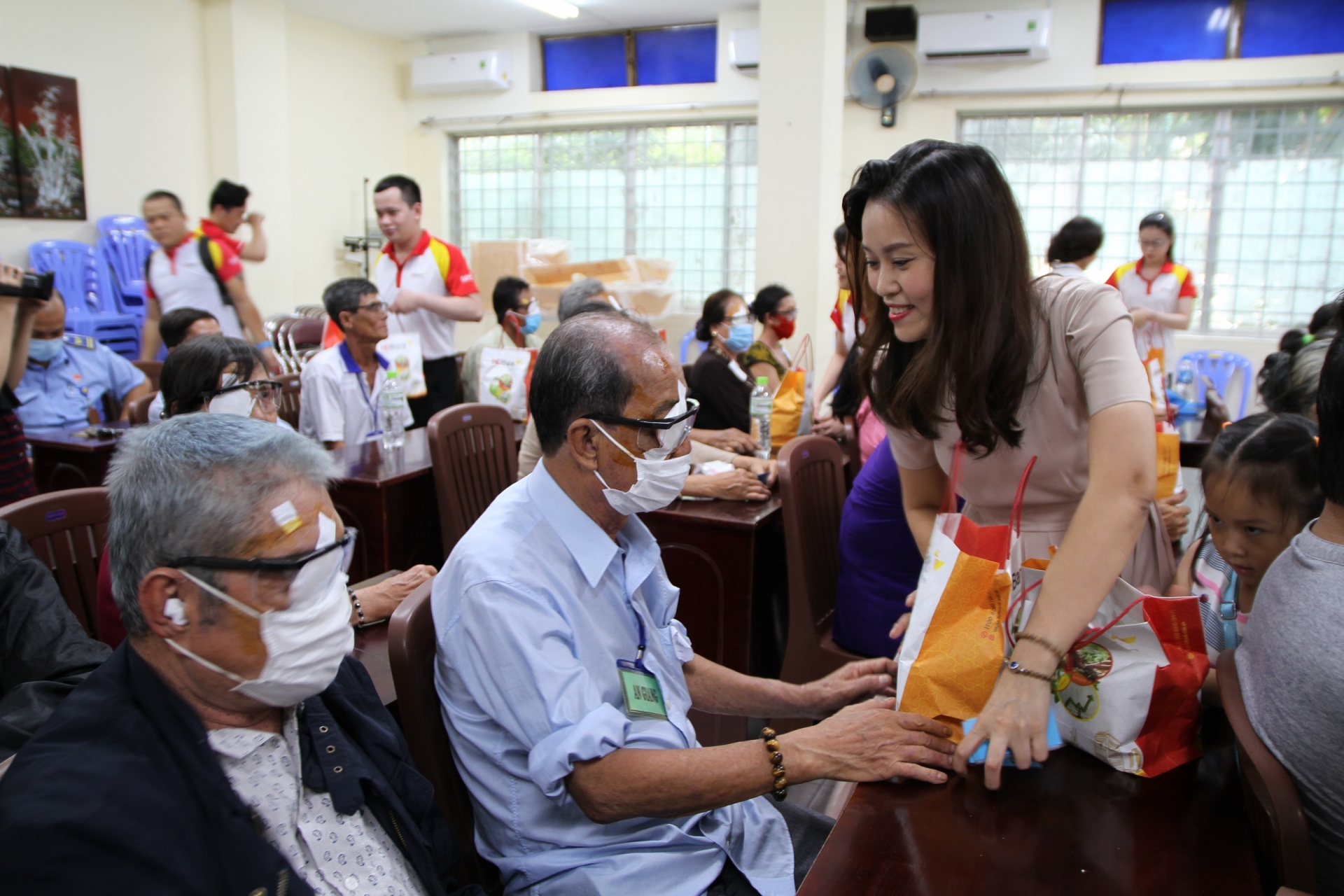 hdbank tiep tuc hanh trinh mang lai anh sang cho nguoi ngheo