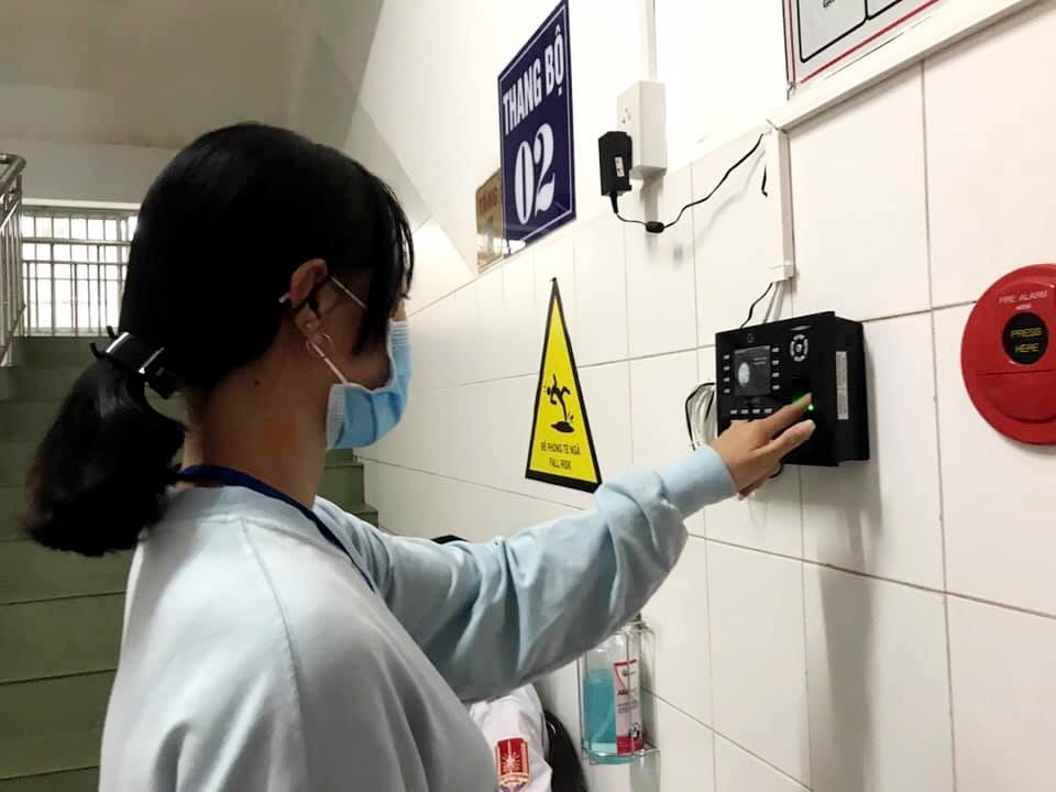 Bệnh viện đầu tiên tại miền Tây quản lý người nuôi bệnh bằng vân tay