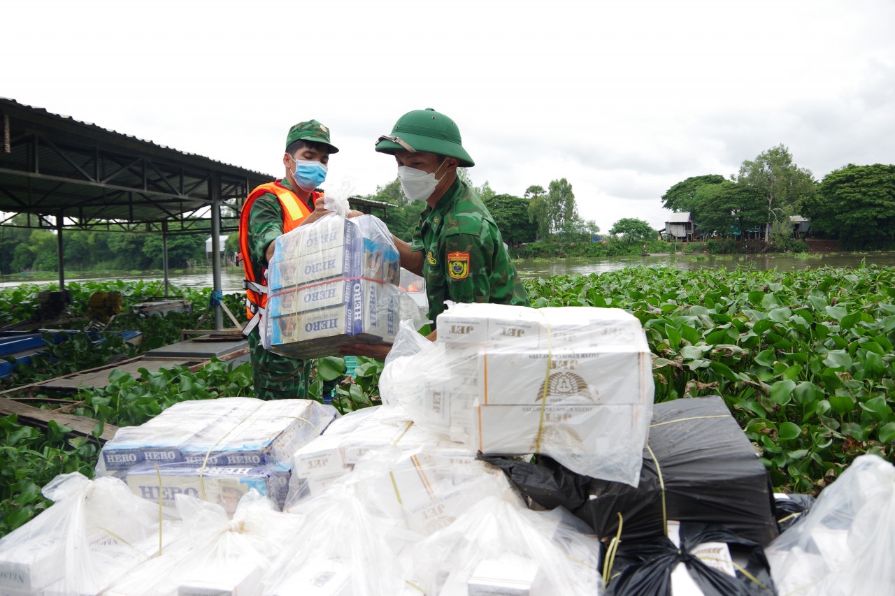 Đồng Tháp: Thu giữ lượng lớn thuốc lá ngoại nhập lậu