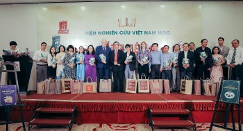 vien nghien cuu viet nam hoc ra mat 4 bo sach phac hoa tet cua nguoi viet tai tp ho chi minh