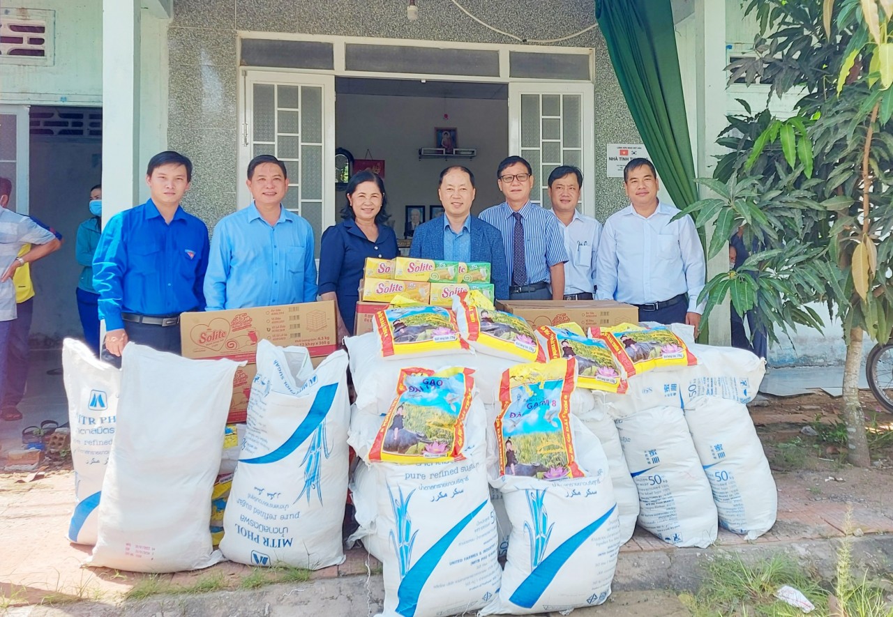 Cần Thơ: Trao tặng quà cho 100 hộ dân Làng hữu nghị Việt Nam - Hàn Quốc