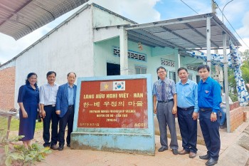 Cần Thơ: Trao tặng quà cho 100 hộ dân Làng hữu nghị Việt Nam - Hàn Quốc