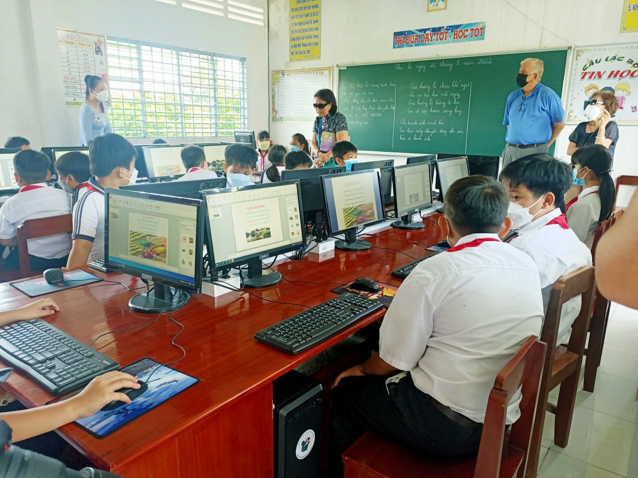 Tổ chức COPI trao tặng 100 máy vi tính cho các trường tiểu học huyện Tam Bình, tỉnh Vĩnh Long