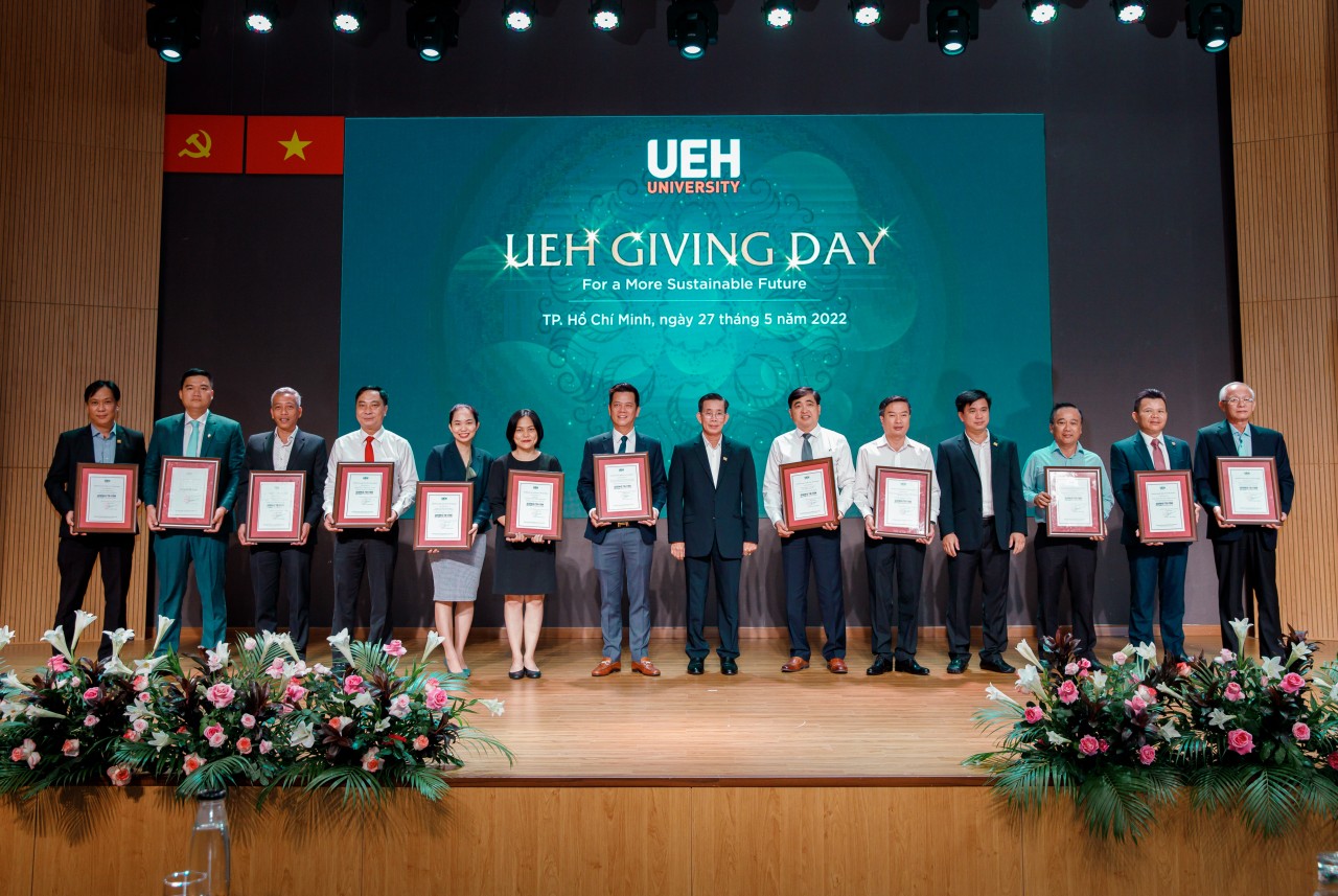 HDBank tặng học bổng cho sinh viên Đại học Kinh tế TP.HCM vì tương lai phát triển bền vững