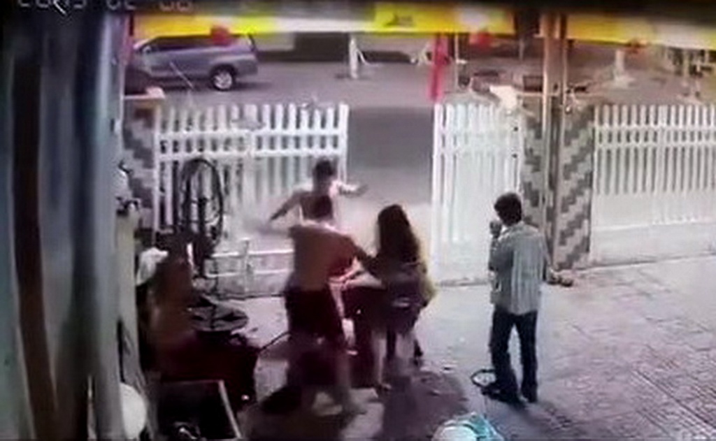 an giang khoi to 2 cong an danh hang xom phai nhap vien