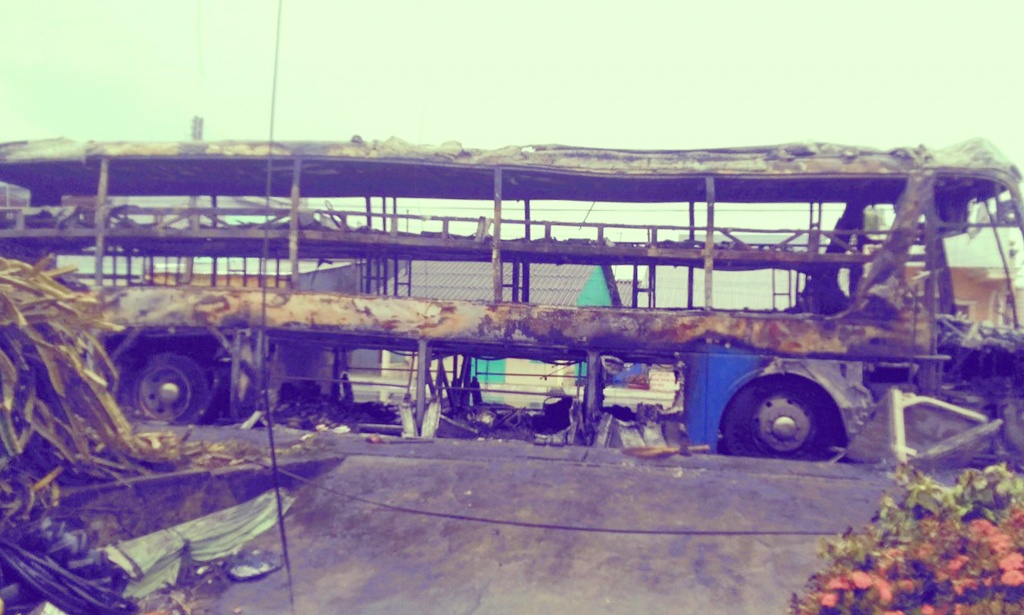 xe guong nam cho hang chuc hanh khach boc chay tren quoc lo trong dem