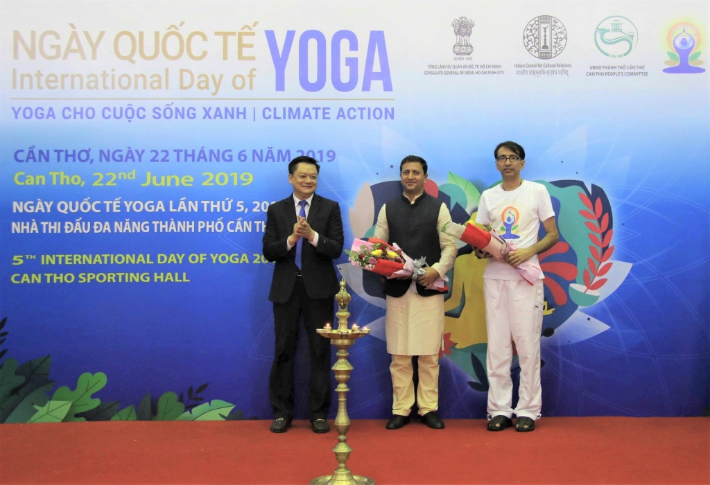 Trên 700 người tham dự Ngày quốc tế Yoga tại Cần Thơ tren 700 nguoi tham du ngay quoc te yoga tai can tho
