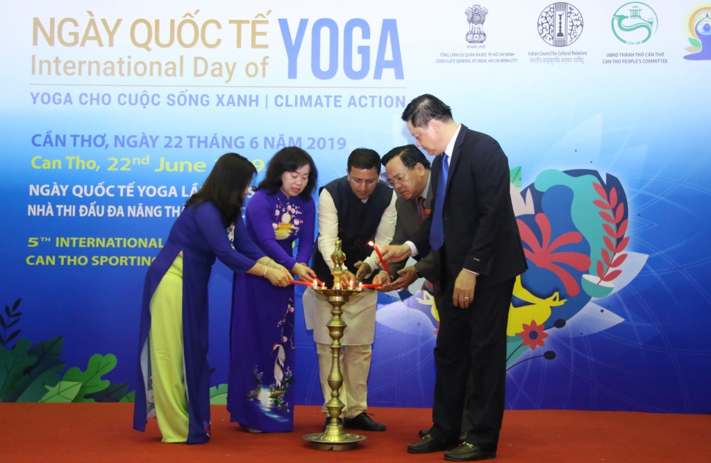 Trên 700 người tham dự Ngày quốc tế Yoga tại Cần Thơ tren 700 nguoi tham du ngay quoc te yoga tai can tho