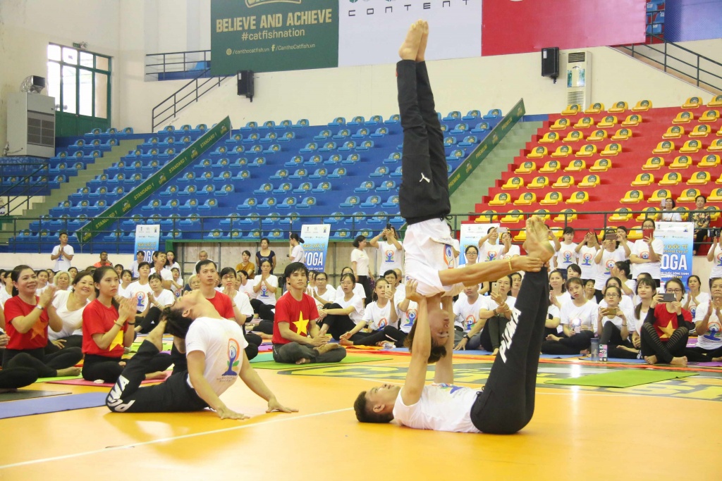 Trên 700 người tham dự Ngày quốc tế Yoga tại Cần Thơ tren 700 nguoi tham du ngay quoc te yoga tai can tho