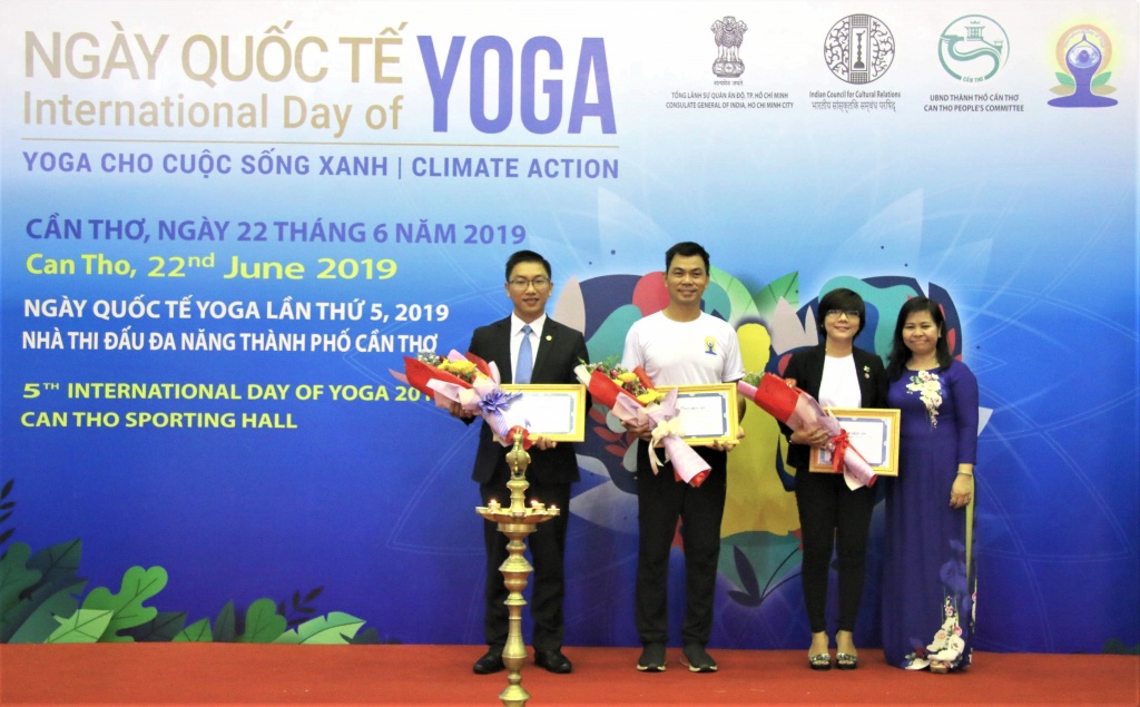 Trên 700 người tham dự Ngày quốc tế Yoga tại Cần Thơ tren 700 nguoi tham du ngay quoc te yoga tai can tho